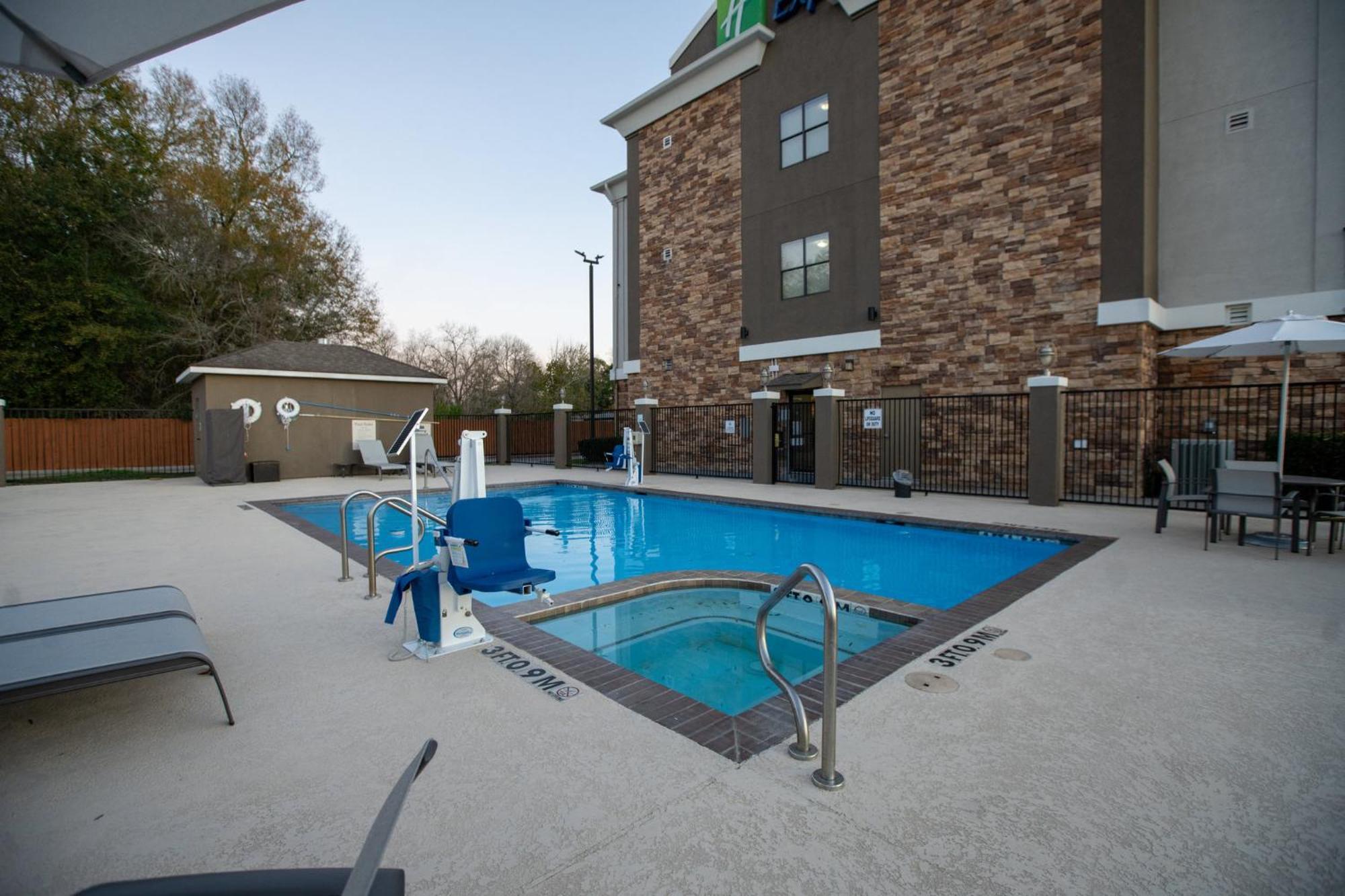 Holiday Inn Express & Suites Cleveland By Ihg Eksteriør billede